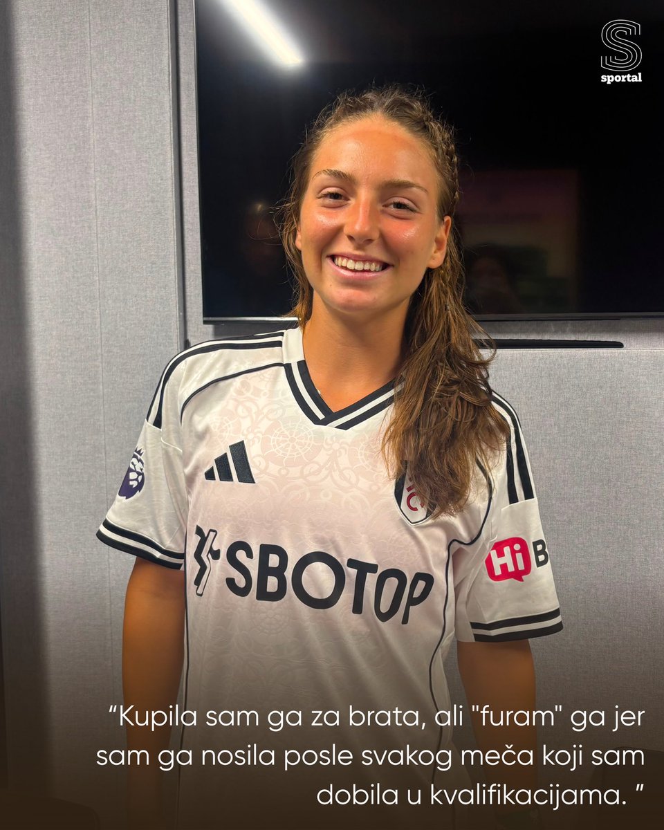SportalSrbija's tweet photo. Teodora Kostović je ispala u 1. kolu Vimbldona, ali je kupila javnost brutalnim stavom. Posle meča na Centralnom terenu, pred novinare je sela u dresu Saše Lukića.

🗣️ "Kupila sam ga jer nisam videla da ljudi nešto nose dres Fulama, pa rekoh ajde ja ću." 

Nosila ga je posle svake pobede u kvalifikacijama Vimbldona i postao je njena amajlija.

📸 Sportal / Jelena Medić
#teodorakostovic #vimbldon #sasalukic