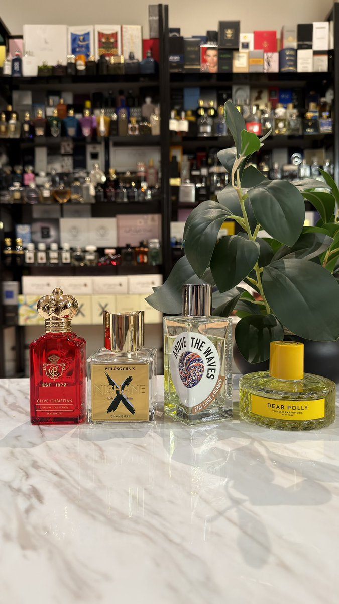 prof_parfum's tweet photo. #رابطة_عشاق_العطور 
    ☕ 🌿 🫖
🔸عطور الشاي ليست مجرد روائح منعشة بل مدرسة كاملة في عالم العطور تعشقها الأنوف اللي تبحث عن الهدوء والأناقة والنظافة وبما إن أخوكم محب للشاي وعطور الشاي فحبيت أجهز هالموضوع وبإذن الله يعجبكم 😊

🔺البداية الحقيقية لعطور الشاي كانت عام 1992 عندما أطلقت بولغاري عطر Eau Parfumée au Thé Vert أول عطر اشتهر عالميا بجعل نوتة الشاي هي النوتة الواضحة والأساسية ومن هنا بدأت رحلة عطور الشاي اللي نعرفها وإلى اليوم

🔸لكن ما المقصود بعطور الشاي؟

هي عطور توظف أوراق الشاي سواء الأخضر أو الأسود أو الأبيض أو الأولونغ أو المتّة لتمنحك إحساس بالنقاء والانتعاش والسكينة وكأنك تمسك كوب شاي في صباح هادئ أو تتنفس الهواء بين مزارع الشاي بعد هطول المطر

🔺ولهذا السبب يعشقها الكثير لأنها  تدخل المزاج بهدوء وتمنح شعور بالراحة والبهجة والصفاء النفسي ❤️بل كثير من محبي العطور يرون أن عطور الشاي من أكثر الروائح التي تبعث على الاسترخاء وتحسن المزاج

🔸ومن أشهر عطور الشاي اللي صنعت التاريخ 

🍃 بولغاري أو بارفيه أو ثيه فير
( أول عطر شاي في التاريخ كعطر شاي حقيقي )

🍃 نيشاني وولونغ تشا

🍃 بولغاري أو بارفيه أو ثيه بلان

🍃 إليزابيث أردن جرين تي

🍃 لو لابو تي نوار 29

🍃 كلايف كريستيان ماتسوكيتا

🍃فيلهلم دير بولي

🍃 جورج أرماني سيدار

🍃 ايتات ليبر دي أورانج ابوف ذا ويفز

ختاماً
ليست عطور الشاي حكاية أوراقٍ بل حكاية أرواح أنهكها صخب الحياة فوجدت في رائحة الشاي سلاما لايُرى ولا يسمع تشعر به وتعيشه

 ولهذا تبقى عطور الشاي في الذاكرة ليست فقط لأنها الأجمل بل لأنها كانت الألطف على القلب وسبباً في تغيير المزاج

شاركونا إخواني وأخواتي أجمل عطور الشاي اللي حبيتوها 🫶🏻