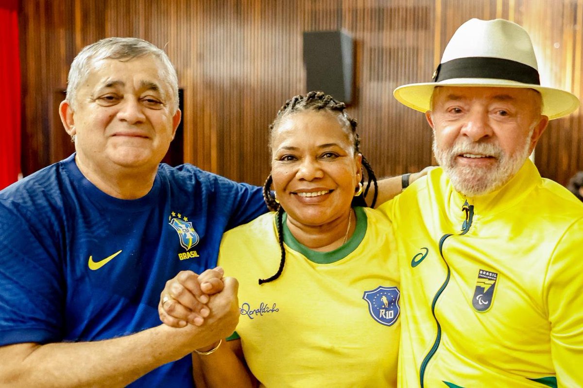 LulaOficial's tweet photo. Vamos com tudo, Brasil!!! Muita emoção. Parabéns à seleção pela garra e pela vitória. O Brasil inteiro está na torcida. Rumo às oitavas! 🇧🇷

📸 @ricardostuckert https://t.co/Xg1us967K0