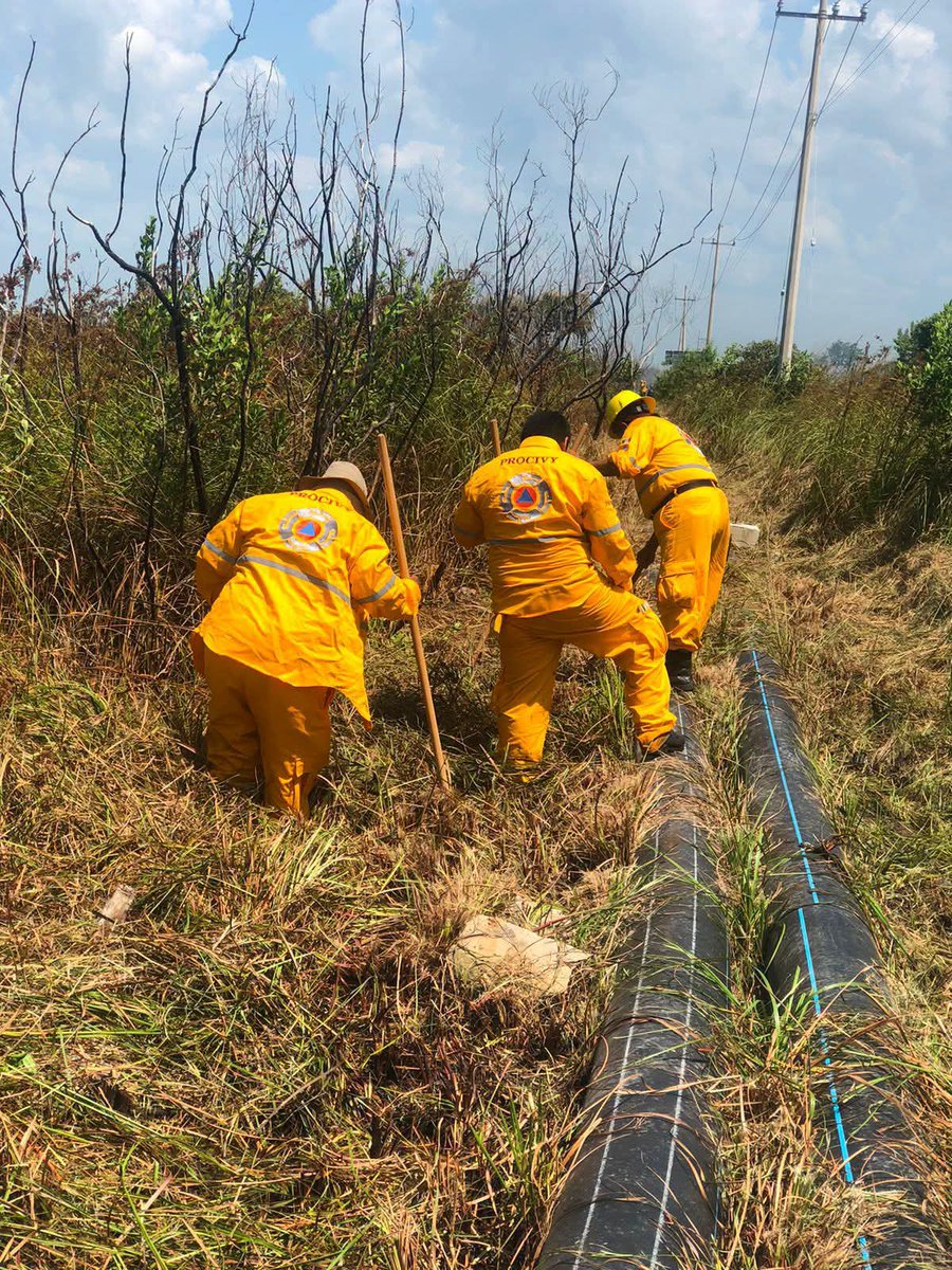 procivy's tweet photo. #Aviso
Continuamos trabajando de manera conjunta, la atención de un incendio forestal en manglares de Sisal en coordinación con bomberos de la @sspyuc, #Conafor, autoridades de #Sisal y del ayuntamiento de #Hunucmá. https://t.co/fSx79CqCt8