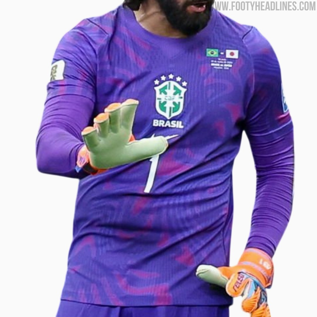 Footy_Headlines's tweet photo. 𝗔𝗹𝗶𝘀𝘀𝗼𝗻 𝗗𝗲𝗯𝘂𝘁𝘀 𝗣𝘂𝗿𝗽𝗹𝗲 𝗚𝗼𝗮𝗹𝗸𝗲𝗲𝗽𝗲𝗿 𝗞𝗶𝘁

Brazil's Alisson debuted a purple goalkeeper kit in the game against Japan. Based on the same template as Brazil's primary keeper jersey, what stands out about this one is the white-and-green Brazil crest on the chest.