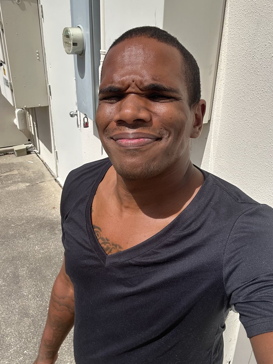 HungdudeTX04's tweet photo. Sunny day at work ! 98 degrees! ☀️ https://t.co/fACAp15bWB