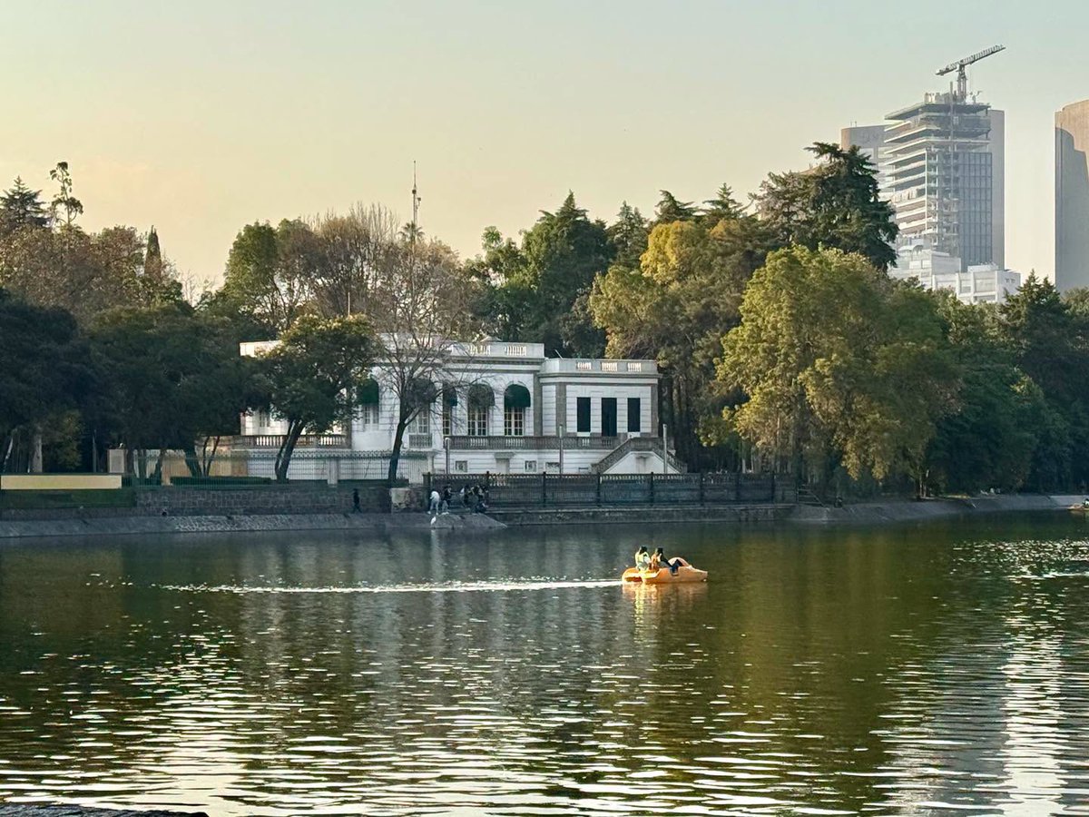 turismocdmx's tweet photo. Descubre @CasadelLago en la primera sección del Bosque de @ChapultepecCDMX.🦆

De belleza arquitectónica excepcional y con vista al Alcázar del Castillo, es un imperdible, cuyo origen se remonta a 1906.✨

Para disfrutar de actividades culturales y una gran vista al lago. https://t.co/cLh84LdXQQ