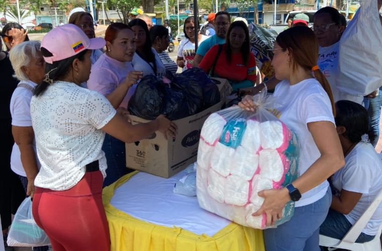 Diario_ElTiempo's tweet photo. #Llegada En Guanta han recibido 17 sobrevivientes de los terremotos provenientes de La Guaira (+Fotos) https://t.co/KB1Md40bfW https://t.co/v5hvqZQAPv