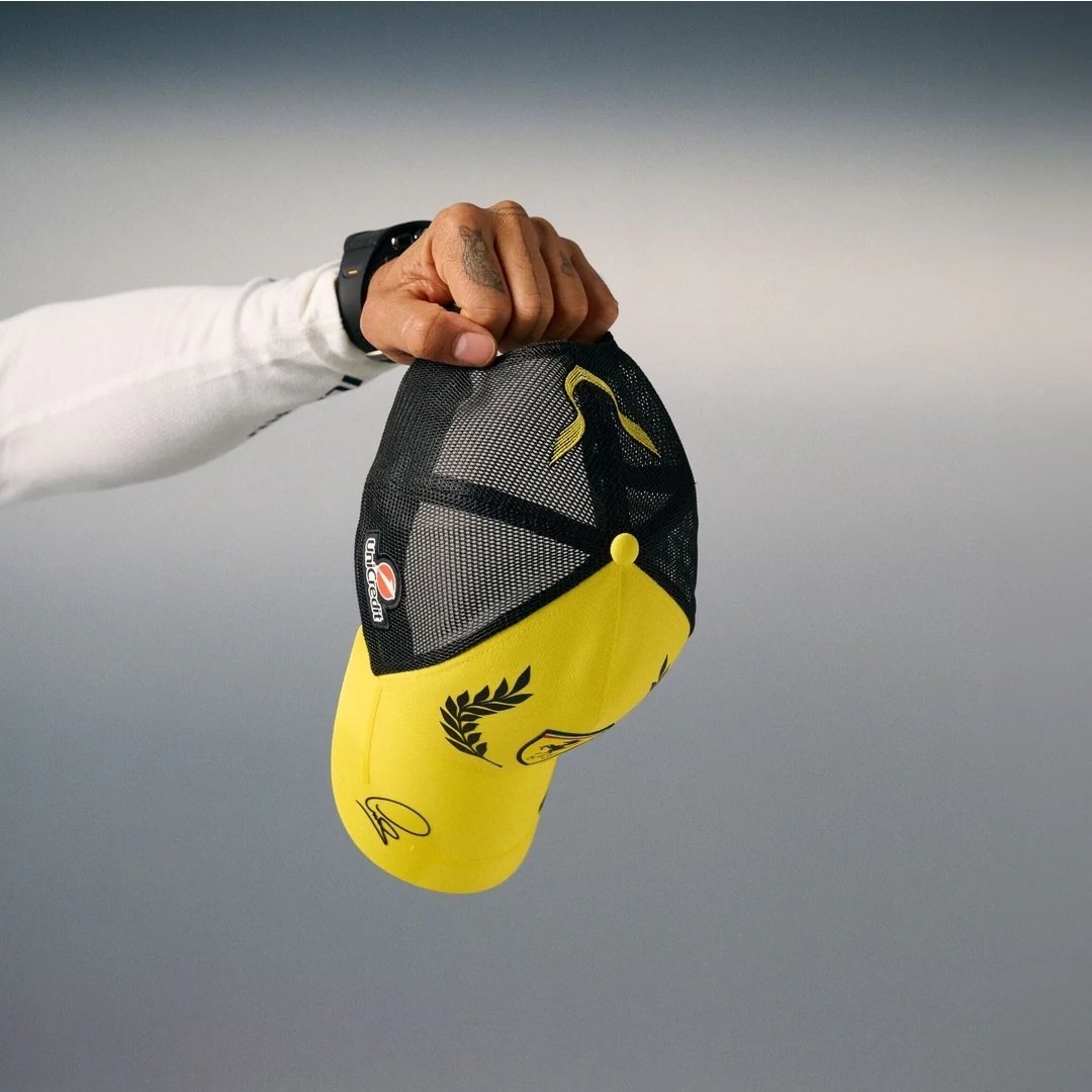 LH44Fanpage8's tweet photo. Lewis Hamilton Silverstone cap photoshoot 📸 https://t.co/1GDqtz6TAV