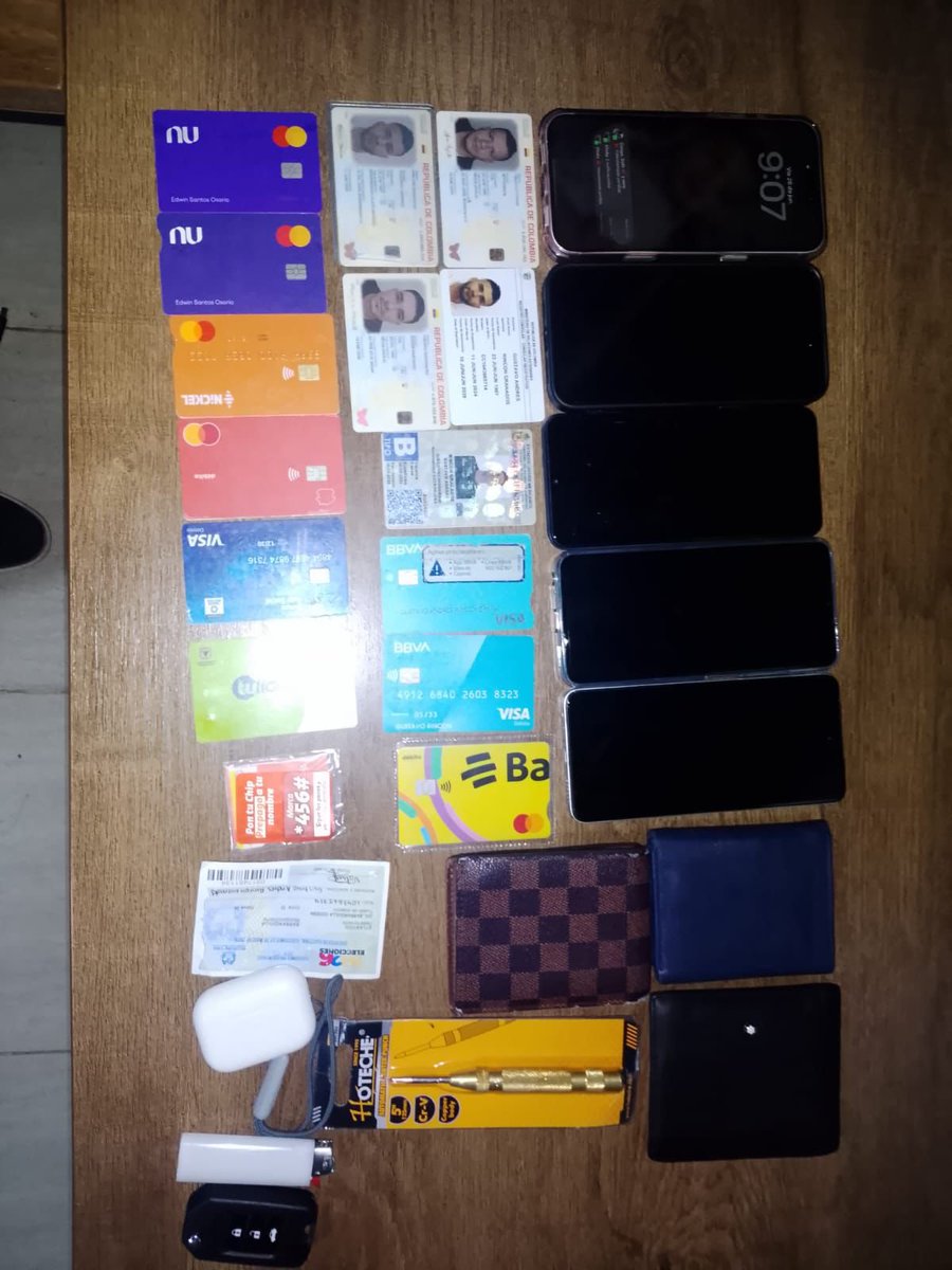 pesqueiradiego's tweet photo. 🚨 DICRIM captura a tres colombianos vinculados al robo de RD$1 millón en Santiago; recuperan parte del dinero y buscan al presunto cabecilla.

Agentes de la Dirección Central de Investigación (DICRIM) arrestaron en Puerto Plata a tres ciudadanos colombianos señalados por su presunta participación en el robo de RD$1,000,000 del interior de un vehículo en Santiago.

Durante el operativo fueron ocupados RD$494,295, 294,000 pesos colombianos, teléfonos celulares, tarjetas bancarias y otros objetos de interés para la investigación.

Las pesquisas indican que los detenidos integraban una estructura dedicada a seguir a personas que salían de entidades bancarias para luego pinchar los neumáticos de sus vehículos y aprovechar la distracción para cometer los robos.

La Policía Nacional mantiene la búsqueda del presunto cabecilla, José Ricardo Gómez Martínez, quien permanece prófugo y es señalado de escapar con el resto del dinero sustraído.

Los detenidos y las evidencias ocupadas fueron puestos a disposición del Ministerio Público para los fines legales correspondientes.

#PolicíaNacionalRD #DICRIM #SeguridadCiudadana #Investigación #SantiagoRD