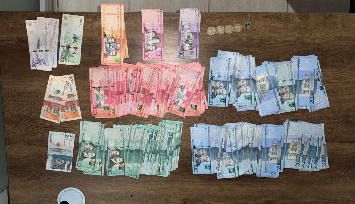 pesqueiradiego's tweet photo. 🚨 DICRIM captura a tres colombianos vinculados al robo de RD$1 millón en Santiago; recuperan parte del dinero y buscan al presunto cabecilla.

Agentes de la Dirección Central de Investigación (DICRIM) arrestaron en Puerto Plata a tres ciudadanos colombianos señalados por su presunta participación en el robo de RD$1,000,000 del interior de un vehículo en Santiago.

Durante el operativo fueron ocupados RD$494,295, 294,000 pesos colombianos, teléfonos celulares, tarjetas bancarias y otros objetos de interés para la investigación.

Las pesquisas indican que los detenidos integraban una estructura dedicada a seguir a personas que salían de entidades bancarias para luego pinchar los neumáticos de sus vehículos y aprovechar la distracción para cometer los robos.

La Policía Nacional mantiene la búsqueda del presunto cabecilla, José Ricardo Gómez Martínez, quien permanece prófugo y es señalado de escapar con el resto del dinero sustraído.

Los detenidos y las evidencias ocupadas fueron puestos a disposición del Ministerio Público para los fines legales correspondientes.

#PolicíaNacionalRD #DICRIM #SeguridadCiudadana #Investigación #SantiagoRD