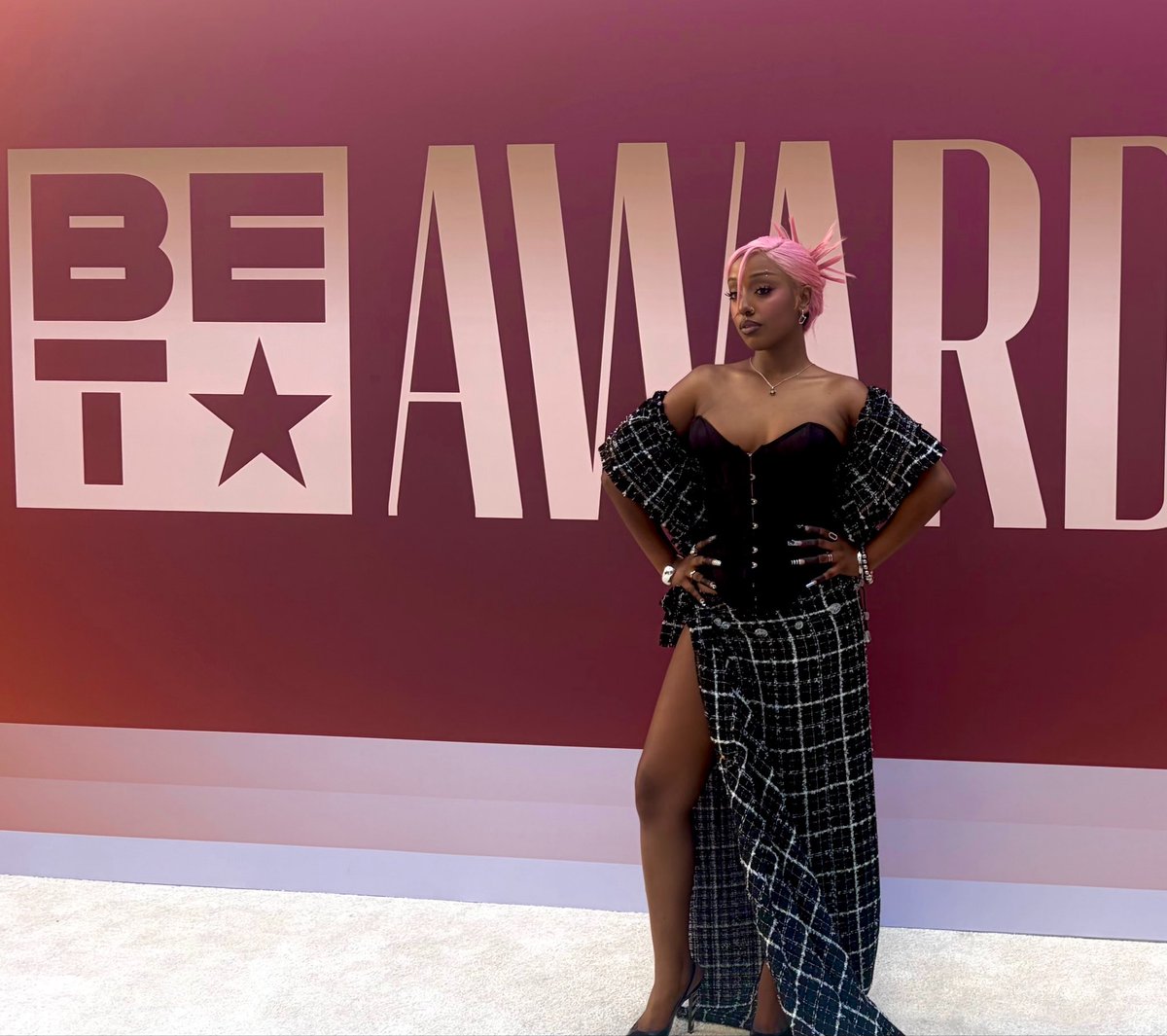 alemeda's tweet photo. BET AWARDS ⭐️ https://t.co/hZ0mVy2HZP