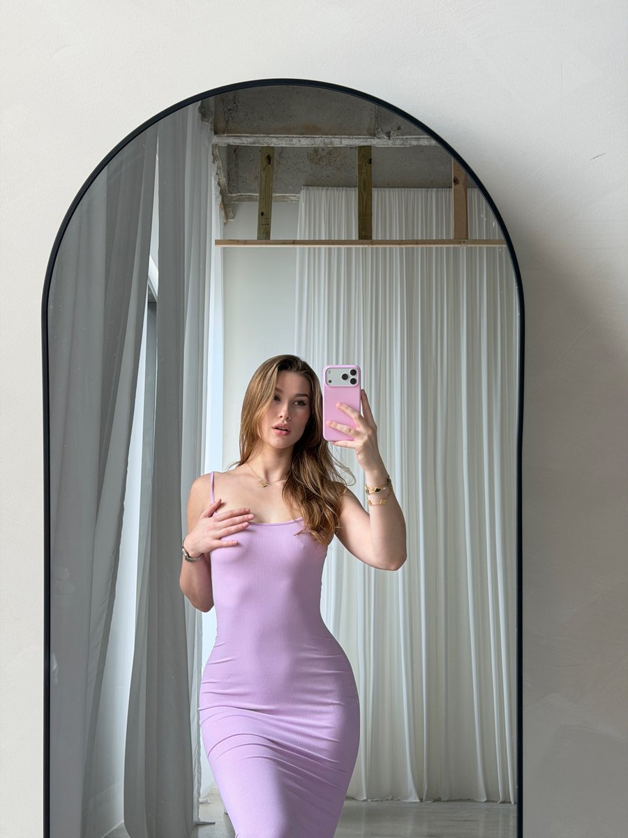 BlustSondra's tweet photo. What color is the dress? https://t.co/IVOzMiZH3Y