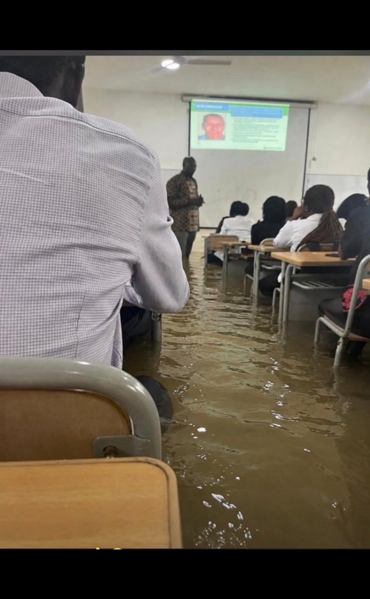 afraid_17dml's tweet photo. KNUST even when it floods😒 https://t.co/HSS7dNhgXY
