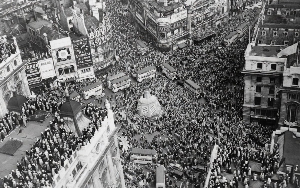 drunkenmarster's tweet photo. London in the 60s/ 70s 
NATIONAL PRIDE 🇬🇧🏴󠁧󠁢󠁥󠁮󠁧󠁿💪🏻
#utk #england #immigration #2030agenda https://t.co/zCbGb6Vf8j
