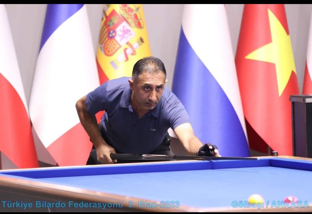GSB_Kars's tweet photo. 🎱 Kars Sporda Yükselmeye Devam Ediyor! 🇹🇷

3 Bant Bilardo Türkiye Şampiyonası C Grubu 1. Etap karşılaşmalarında ilimizi temsil eden sporcumuz Mahir Güney, sergilediği başarılı performansla çeyrek finale yükselmeyi başardı. 👏 https://t.co/NIYPJEClEn