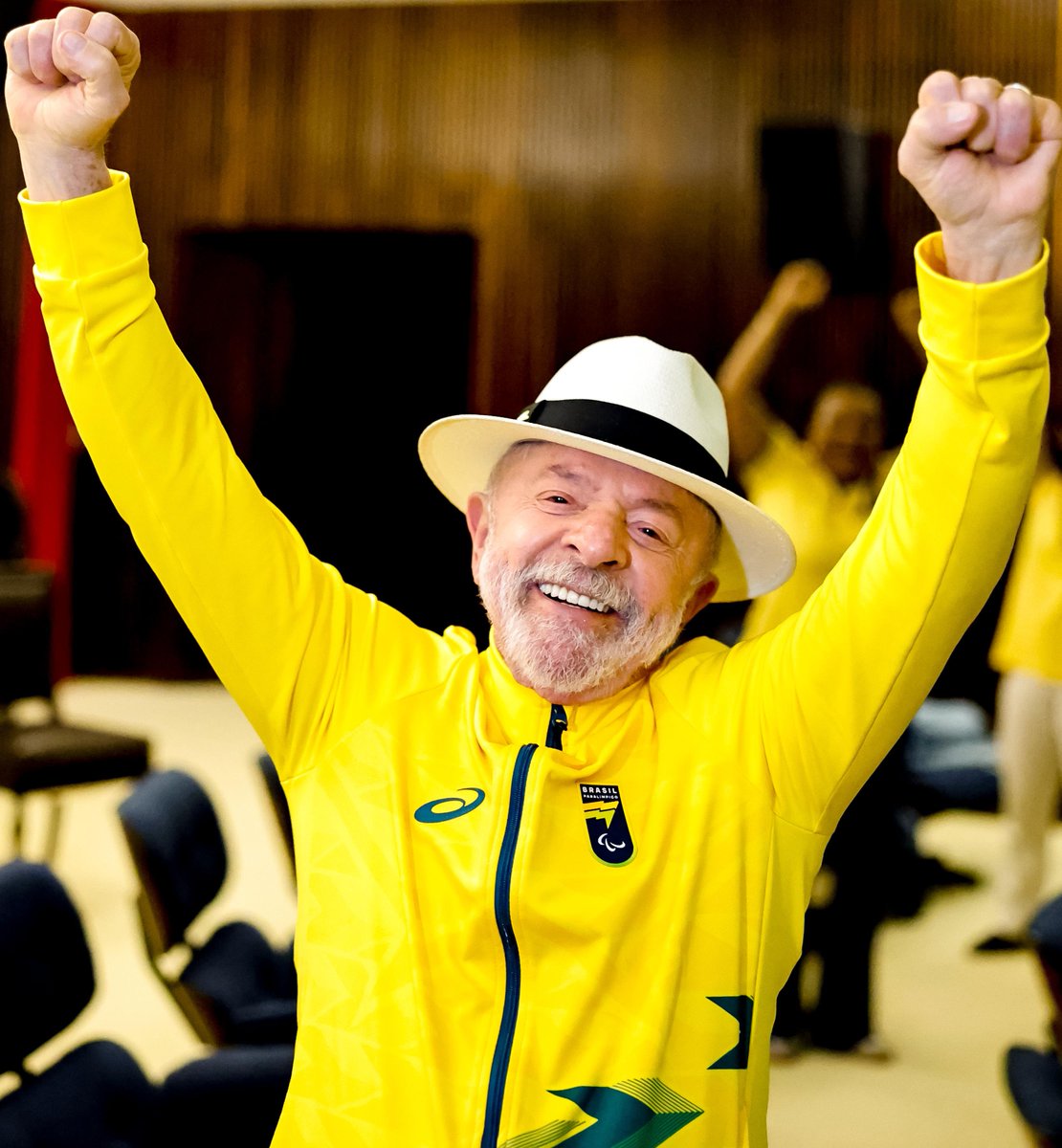 LulaOficial's tweet photo. Vamos com tudo, Brasil!!! Muita emoção. Parabéns à seleção pela garra e pela vitória. O Brasil inteiro está na torcida. Rumo às oitavas! 🇧🇷

📸 @ricardostuckert https://t.co/Xg1us967K0