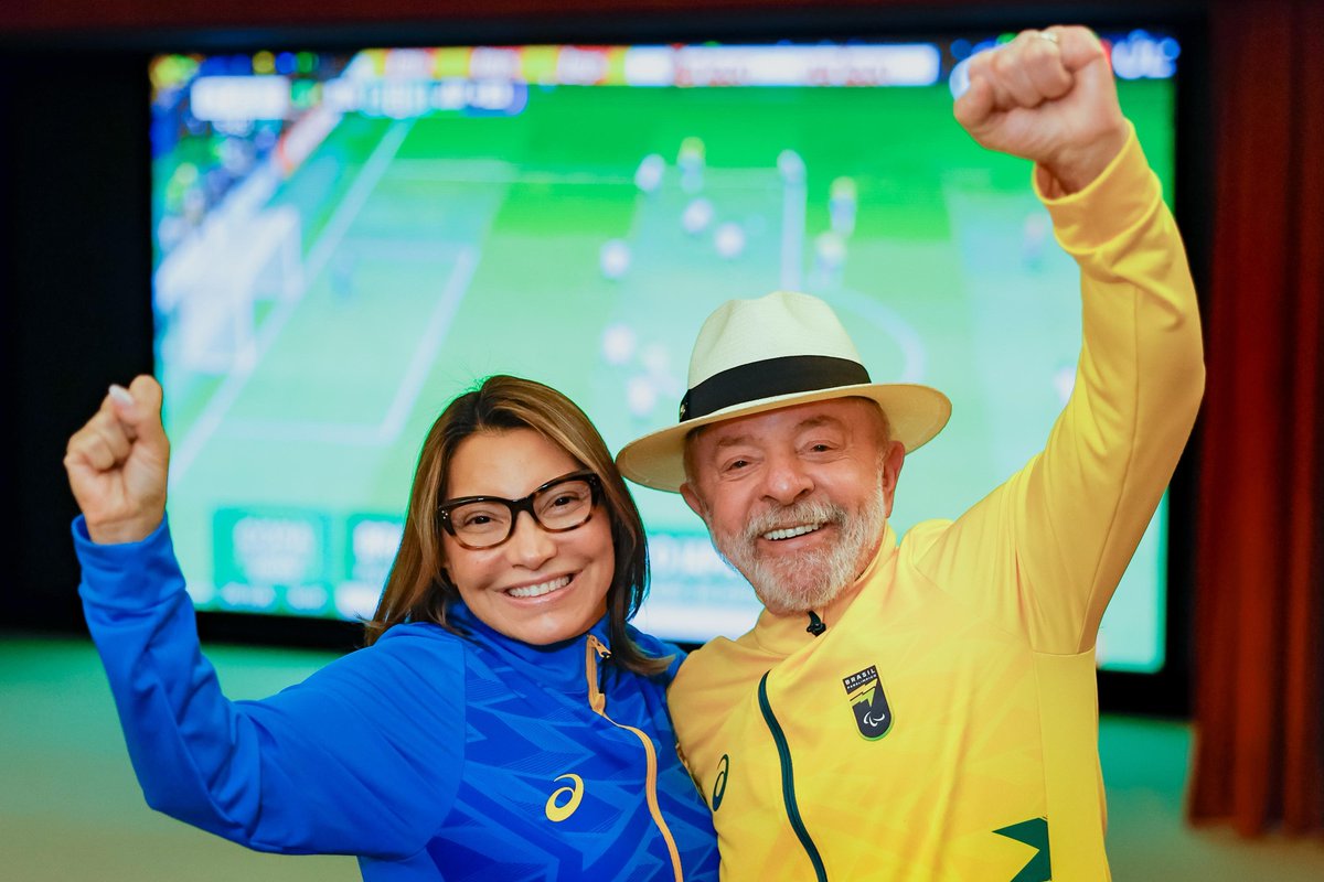 LulaOficial's tweet photo. Vamos com tudo, Brasil!!! Muita emoção. Parabéns à seleção pela garra e pela vitória. O Brasil inteiro está na torcida. Rumo às oitavas! 🇧🇷

📸 @ricardostuckert https://t.co/Xg1us967K0