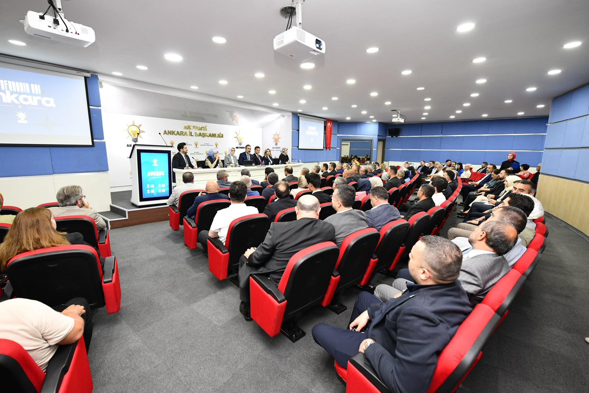 akkadinkeciorn's tweet photo. İlçe Başkanımız Ömer Faruk İslam, Kadın Kolları Başkanımız Av. Arb. Merve Biberoğlu Erdoğan ve Belediye Başkanımız Dr. Mesut Özarslan ile birlikte, İl Başkanlığımızın Yönetim Kurulu Toplantısına katılım sağlayarak, İl Başkanımız Hakan Han Özcan'a hediye takdiminde bulundular. https://t.co/t7w8UAJjDi