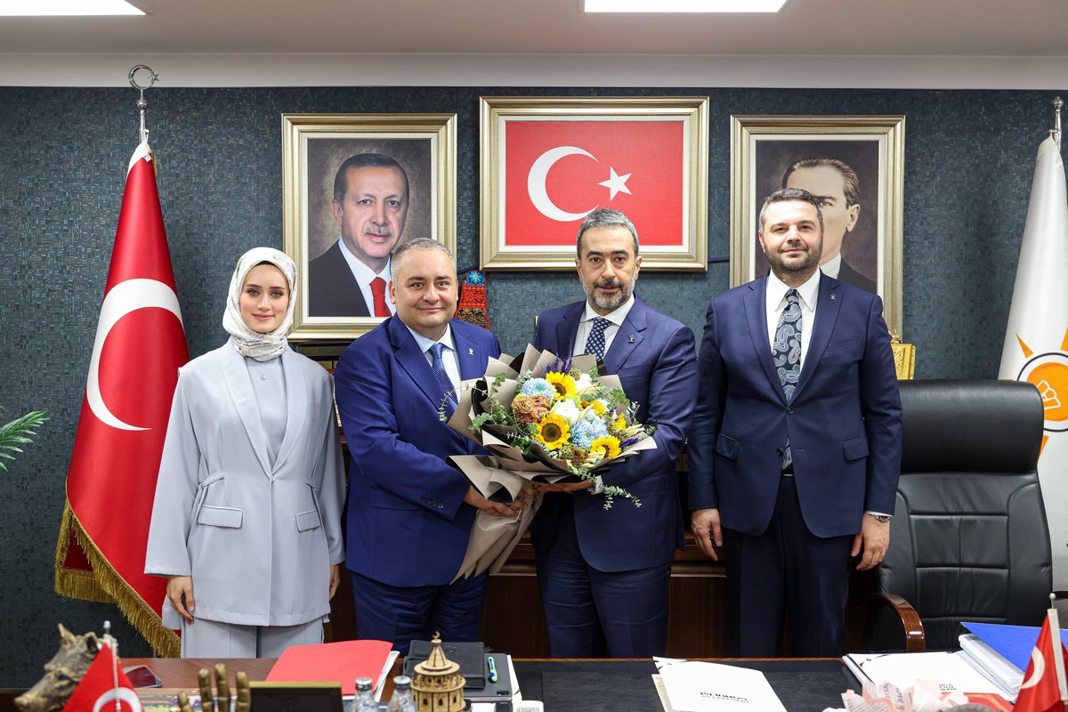 akkadinkeciorn's tweet photo. İlçe Başkanımız Ömer Faruk İslam, Kadın Kolları Başkanımız Av. Arb. Merve Biberoğlu Erdoğan ve Belediye Başkanımız Dr. Mesut Özarslan ile birlikte, İl Başkanlığımızın Yönetim Kurulu Toplantısına katılım sağlayarak, İl Başkanımız Hakan Han Özcan'a hediye takdiminde bulundular. https://t.co/t7w8UAJjDi