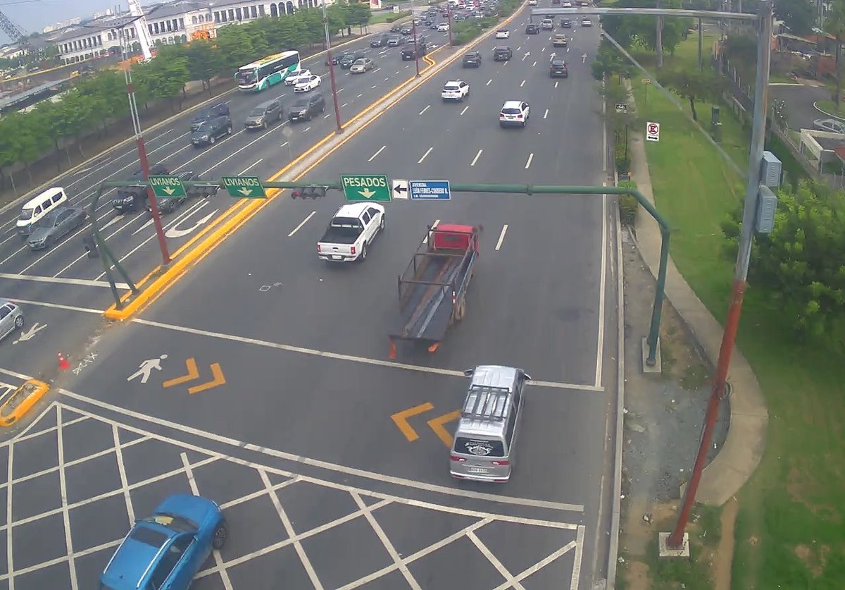 ATVInforma's tweet photo. #ATVInforma | Desde el sistema de videovigilancia del #CMVS se observa el flujo vehicular en distintos puntos de la Av. Samborondón.
⚠️Conduzca con cuidado y respete las señales de tránsito. https://t.co/RpLe81yQKM