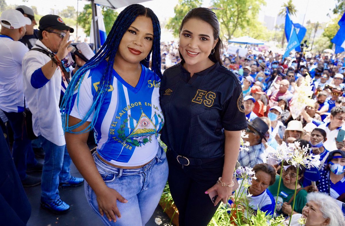 AbigailGuerraSV's tweet photo. La diputada Alexia Rivas es una de las figuras más queridas por la diáspora salvadoreña. Cada vez que visita a nuestros compatriotas en el exterior, los escucha, los atiende y se mantiene cercana a sus necesidades. Por eso, es la persona indicada para representar a los salvadoreños fuera del país.

Hoy apareció la menos votada criticando. Lo curioso es que cuando visitó Boston apenas se le vio rodeada de un grupito como de 20 personas. Si ese evento refleja el nivel de convocatoria que tuvo, cada quien puede sacar sus propias conclusiones.

Ahí es donde se nota quién realmente conecta con la diáspora y quién todavía no logra ese respaldo. El cariño y el apoyo de la gente no se se compran, se ganan. Así que mientras unos trabajan y reciben el respaldo de los salvadoreños en el exterior, otros siguen dedicando su tiempo a criticar.

Lo cierto es que podríamos ser testigos de cómo Alexia Rivas volverá a convertirse en la diputada más votada. Hoy cuenta con un respaldo aún mayor dentro de la diáspora, mientras otros siguen lamentándose porque ni siquiera logran acercarse a los 40 mil votos.

¡Hay niveles! 🫰🇸🇻