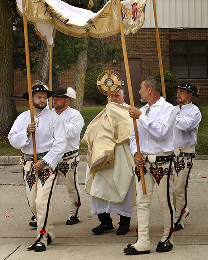 chicagocatholic's tweet photo. Photos: St. Fabian parishioners celebrate Corpus Christi in Polish style https://t.co/QhEKbiqSE1 https://t.co/GX60CksEeG