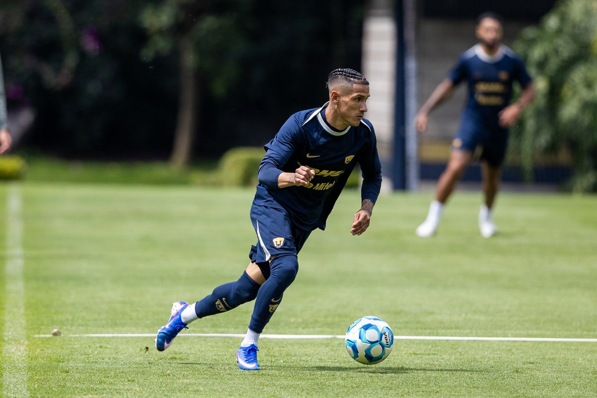 PumasMX's tweet photo. ¡Mucha garra, mucha intensidad en la pretemporada! 💪🏽⚽️

#UnidosPorLaHistoria https://t.co/uNSnq1d9Jh
