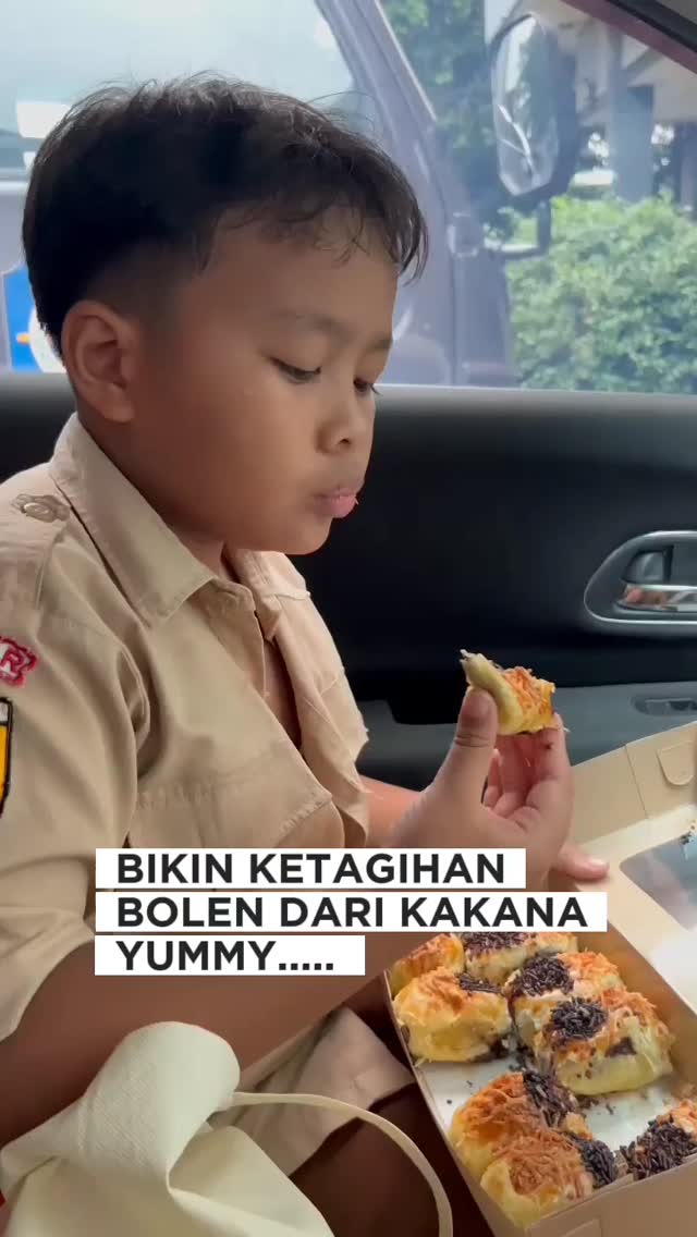 kakanakopi's tweet photo. Kulit bolen terbaik bukan dari pastry instan, tapi dari adonan olahan yang dibuat sendiri dengan bahan pilihan.

Di KKNA, kulit bolen dibuat dari proses adonan handmade yang diolah dengan perpaduan tepung, mentega, dan bahan berkualitas sehingga menghasilkan tekstur renyah,… https://t.co/wwBvSqfIBB