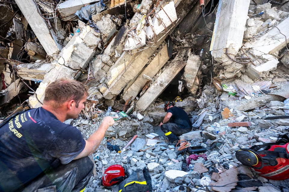 MarioNawfal's tweet photo. 🇻🇪 Anger growing in Venezuela over slow and uneven government response to the deadly earthquakes.

While international teams and volunteers rush aid to hardest hit areas like La Guaira, many residents in places like El Junquito say officials are nowhere to be seen.

Over 1,700 dead, thousands homeless, and aftershocks still hitting.

People left living in tents amid the rubble.

Heartbreaking.

Source: Reuters / Writer: Lucas