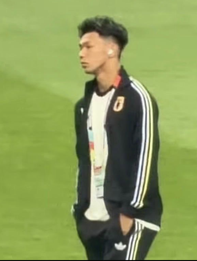 TouchlineX's tweet photo. 🚨🇧🇷 𝗡𝗘𝗪: Matheus Cunha's gesture was not aimed at the Japan fans, but at Kento Shiogai, who had previously said:

"Brazil used to be very strong, but now? I feel like France are ahead of them. Argentina too. You don't hear much about Brazil anymore these days."

— @OGlobo_Esportes
