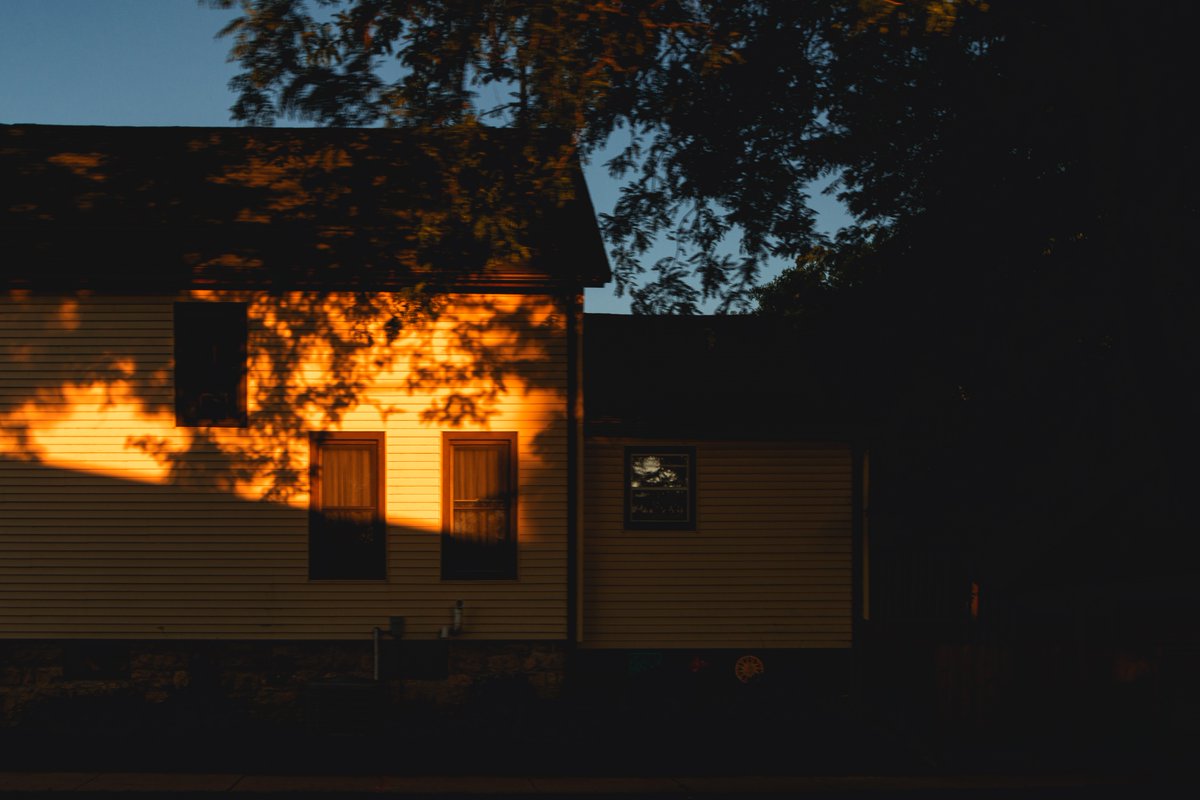 TheJvandy's tweet photo. Golden Hour in the Marquette Neighborhood.

Madison, Wisconsin https://t.co/KbX5eDkpAL