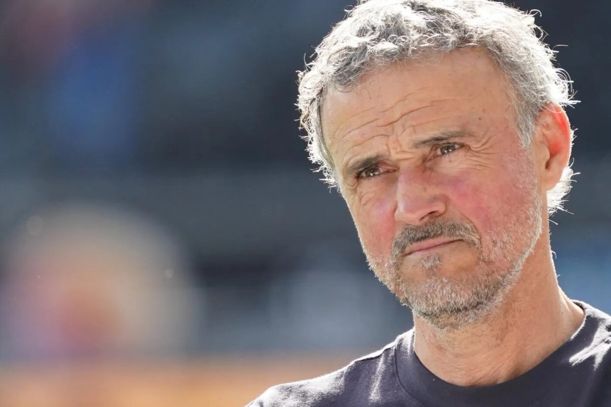 Paristeamfr's tweet photo. 🔴🔵 La fuite des Titis du PSG

Luis Enrique l’a toujours dit : « Je ne suis pas là pour faire des cadeaux aux jeunes. » Et c’est le cas. Le PSG est double champion d’Europe et intégrer l’effectif de l’équipe première est une chose difficile. Si le joueur n’a pas le niveau, il ne reste pas.

Luis Enrique met aussi sous pression un jeune pour voir s’il répond immédiatement, ce qu’il a fait avec plusieurs jeunes durant la saison.

Financièrement, il n’y a plus de folie concernant les premiers contrats professionnels. Le PSG ne présente plus très clairement un projet intermédiaire, à savoir une signature suivie d’un prêt. On ne promet pas l’équipe première aux jeunes du PSG.

C’est aussi pour ça que des jeunes choisissent d’autres clubs, où l’accession au groupe professionnel est plus concrète et plus facile. #PSG #TitisPSG - avec @LeMechenoua sur @iciparisidf