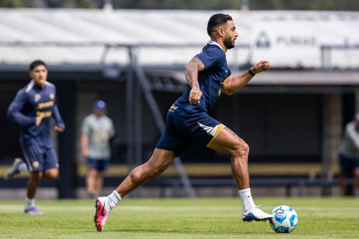 PumasMX's tweet photo. ¡Mucha garra, mucha intensidad en la pretemporada! 💪🏽⚽️

#UnidosPorLaHistoria https://t.co/uNSnq1d9Jh