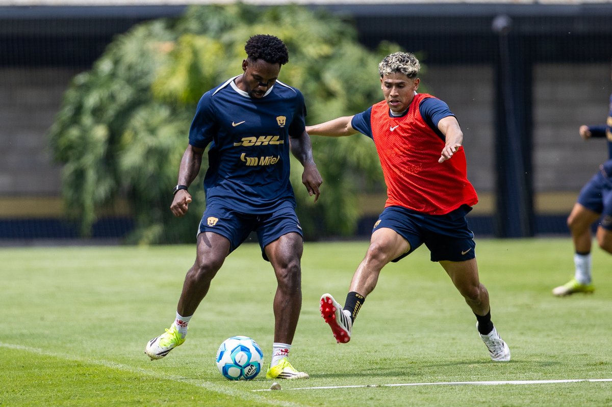 PumasMX's tweet photo. ¡Mucha garra, mucha intensidad en la pretemporada! 💪🏽⚽️

#UnidosPorLaHistoria https://t.co/uNSnq1d9Jh