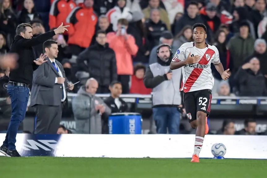 juanbalbi9's tweet photo. 🚨 Noticias del día de River 👇

❌ Maxi Meza rescindió contrato y fue presentado en Independiente.

✅ Los juveniles Tobias Goytía, Jonathan Spiff, Valentin Lucero y Yutiel Susano se suman a la pretemporada en España y estarán en el amistoso con Flamengo.

➡️ Subiabre habló con Di Carlo para asumir su error de jugar un partido de fútbol amateur y el club puede sancionarlo económicamente.