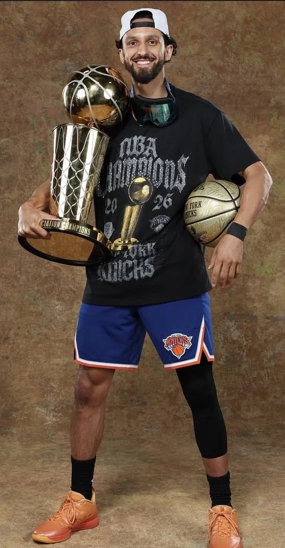 mistertdnyk's tweet photo. Landry Shamet… 
YOU ARE A KNICKS LEGEND FOREVER 
💙🧡🏆 https://t.co/o2BTf1HqHQ