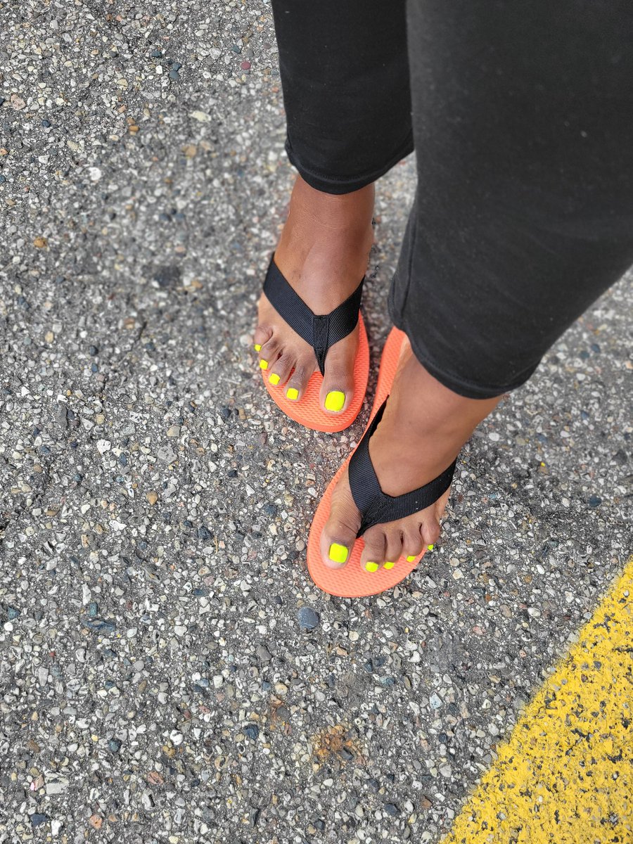 FilthymindJhene's tweet photo. Okay...I ain't mad they charging the lil extra $15 for gel/shellac today....

Cause my Mannnsss done came 4-5 coats to get this neon yellow to pop off my skintone! 

Feet cute as helllll too &amp; I tipped good! 😍 #detroitfeet #freshpedicure #footfetısh https://t.co/kLS1GOzE61