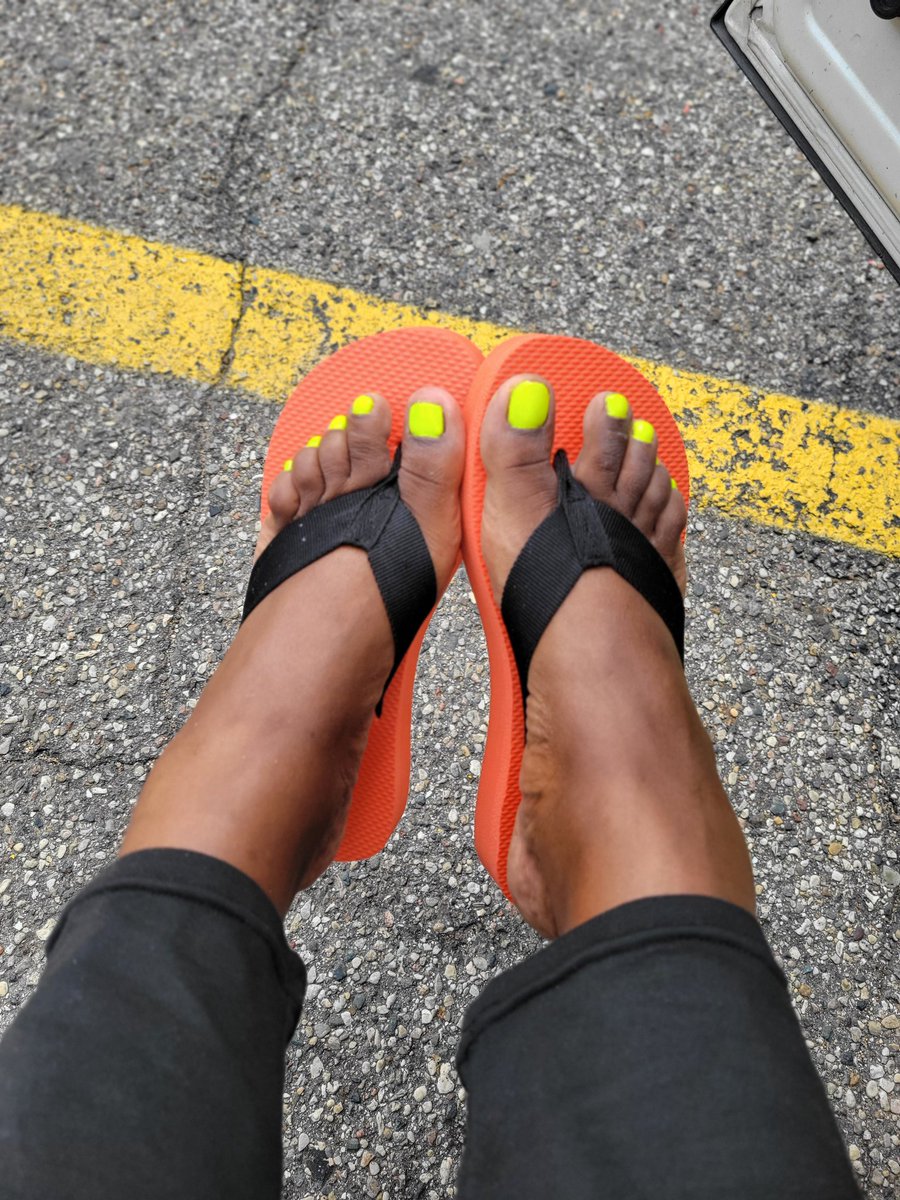 FilthymindJhene's tweet photo. Okay...I ain't mad they charging the lil extra $15 for gel/shellac today....

Cause my Mannnsss done came 4-5 coats to get this neon yellow to pop off my skintone! 

Feet cute as helllll too &amp; I tipped good! 😍 #detroitfeet #freshpedicure #footfetısh https://t.co/kLS1GOzE61