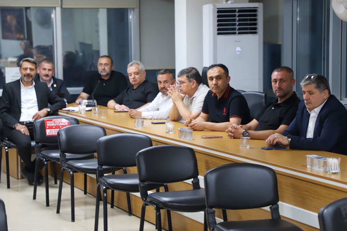 AkGenclikAfyon's tweet photo. İl Başkanımız Av. Turgay Şahin başkanlığında İl Yürütme ve İl Yönetim Kurulu Toplantımızı gerçekleştirdik.

Toplantımızda teşkilat çalışmalarımızı kapsamlı şekilde değerlendirirken, Genel Merkez gündem başlıkları doğrultusunda yol haritamızı istişare ettik. Teşkilatımızın sahadaki gücünü artıracak çalışmalar, üyelik faaliyetleri, gençliğe yönelik projeler ve Türkiye Yüzyılı vizyonu kapsamında yürütülecek çalışmalar üzerinde durduk.

Birlik ve beraberlik içerisinde, Genel Başkanımız ve Cumhurbaşkanımız Sayın Recep Tayyip Erdoğan'ın liderliğinde; güçlü teşkilat, güçlü Türkiye anlayışıyla milletimize hizmet etmeyi sürdürüyoruz.