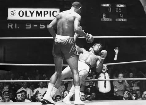 jfarache's tweet photo. 02/07/1970 el venezolano José García 🇻🇪 noqueó a Ken Norton en el Round 8 de la pelea realizada en Los Angeles.

Fue la primera derrota de ese gran boxeador que fue Norton, un tipo tan fuerte que a Muhammad Ali le costó ganarle.

En la gráfica, García cuando derribó a Norton. https://t.co/NaSf8LaIYf