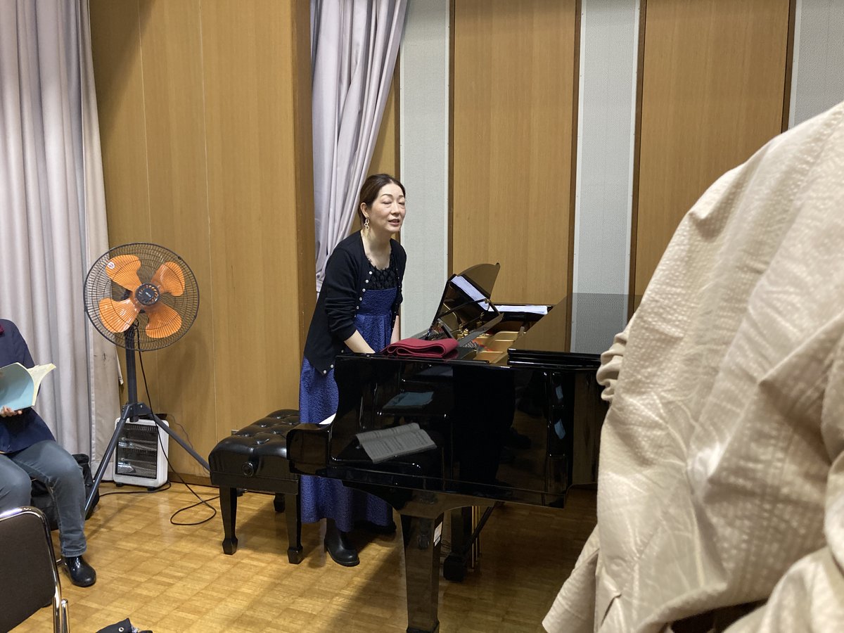jcchor2019's tweet photo. 関西は台風の影響で　大雨が続いており
参加者は少なめで　帰るのも早かったです
端山先生のボイストレーニングが有りました
sopメンバーでは丁寧なドイツ語発音の発声練習の後
4番の最初の部分を１人ずつ歌って
個人の良い点や注意すべき点を具体的に指導して
くださいました　これがとても好評です https://t.co/jewpmbs4nI