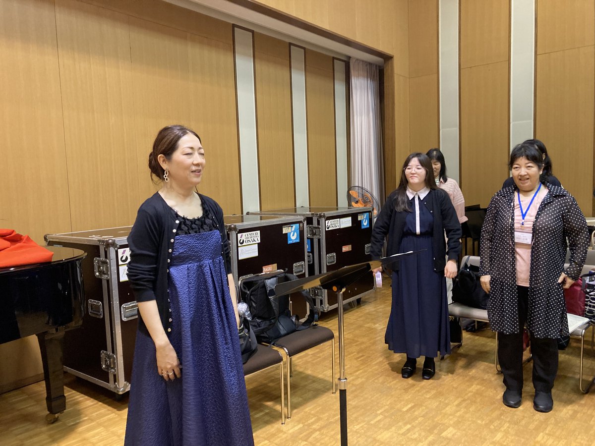 jcchor2019's tweet photo. 関西は台風の影響で　大雨が続いており
参加者は少なめで　帰るのも早かったです
端山先生のボイストレーニングが有りました
sopメンバーでは丁寧なドイツ語発音の発声練習の後
4番の最初の部分を１人ずつ歌って
個人の良い点や注意すべき点を具体的に指導して
くださいました　これがとても好評です https://t.co/jewpmbs4nI