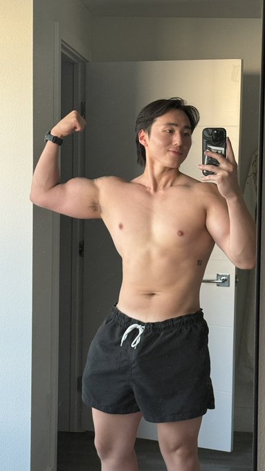 Mr. Zaddy Yang - Anyone want to be under these big arms? https://t.co/JQaOh8WqJY