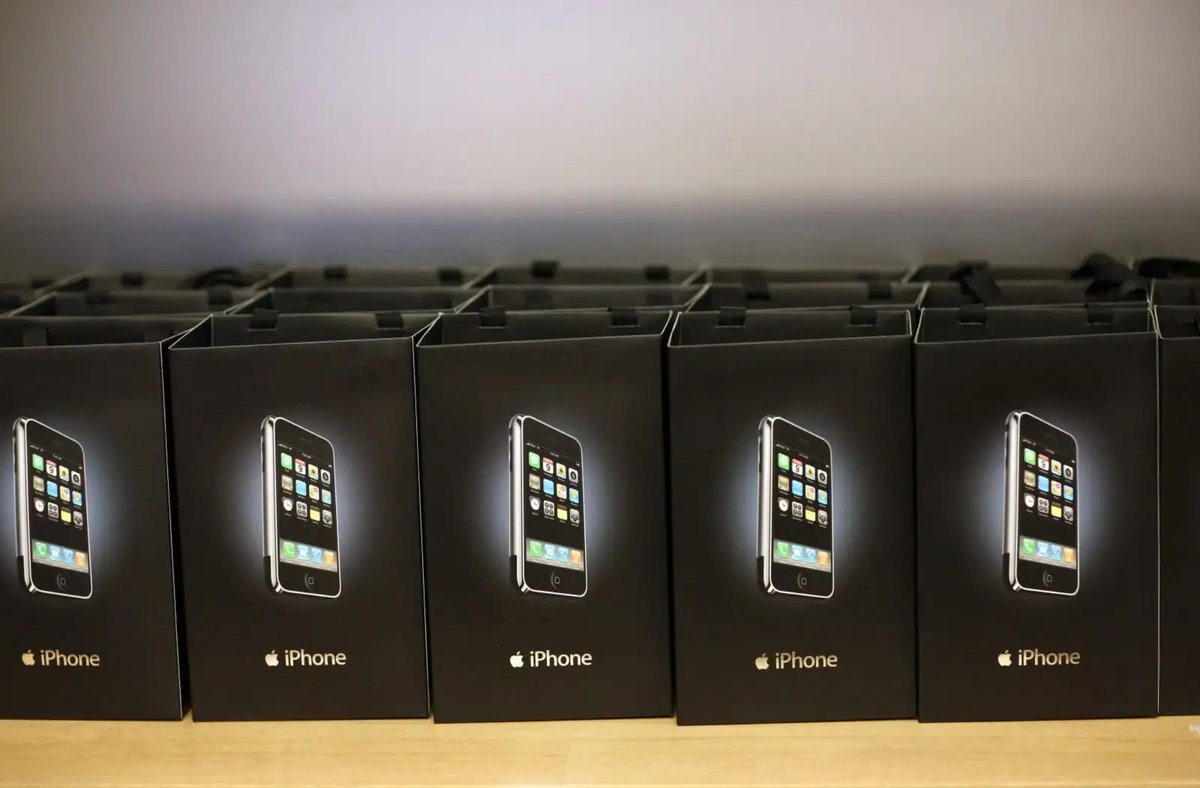 BasicAppleGuy's tweet photo. June 29, 2007: Apple launched the iPhone! https://t.co/9MIrocy4na