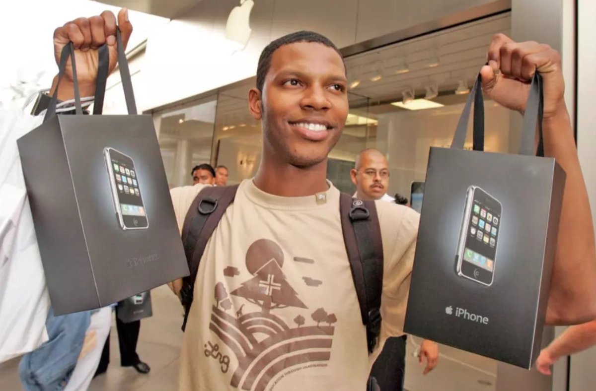 BasicAppleGuy's tweet photo. June 29, 2007: Apple launched the iPhone! https://t.co/9MIrocy4na