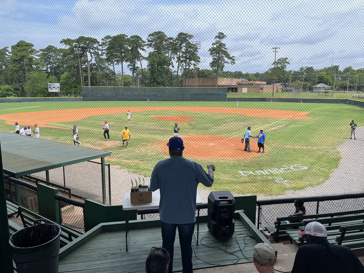FrankScottJr's tweet photo. #GrowingForwardLR—Play Ball⚾️⚾️⚾️! Always a good time to see Tony Dunnick and spend time at the historic Lamar Porter Field for the Dunnick Memorial Tournament. https://t.co/3krJ3dZQFR