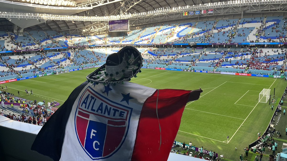 hec55_11's tweet photo. @Atlante Porque esto del Atlante nunca se trató de otra cosa más que el pretexto que me unió durante mucho tiempo a mi padre, y a su vez, él al suyo, y así, durante generaciones en mi familia. Pd . Las fotos son del Mundial 2022z https://t.co/xSnQUN4POE