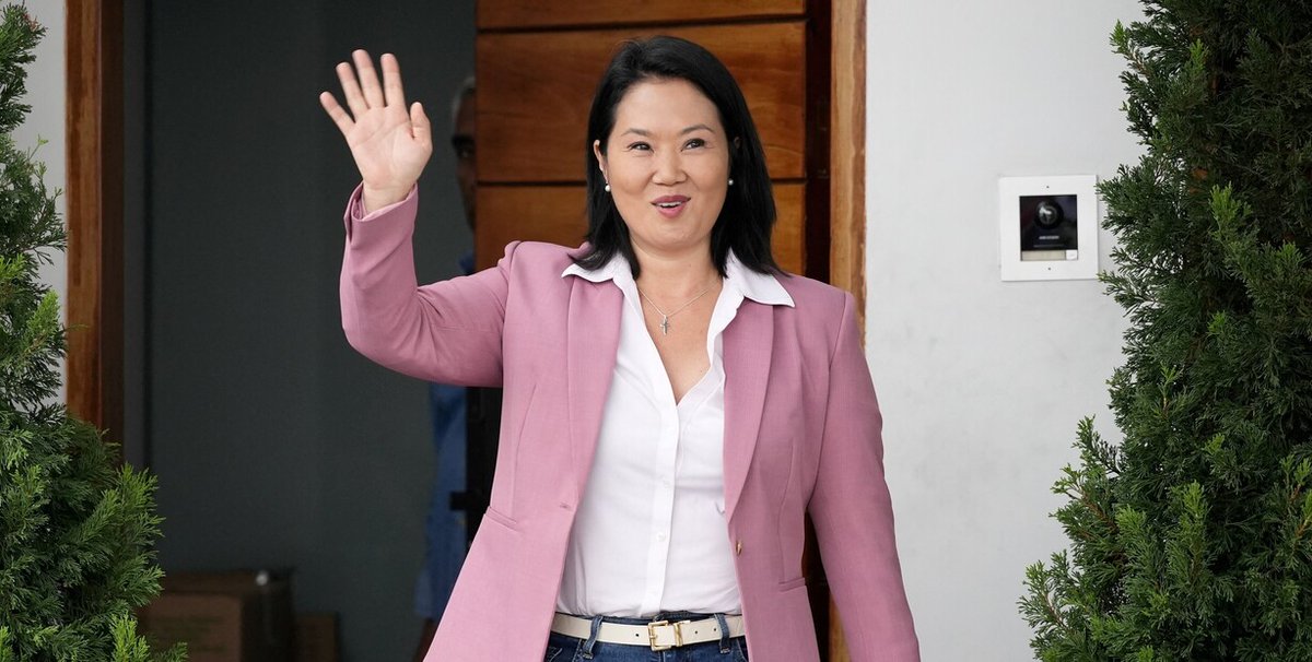 clarincom's tweet photo. CONFIRMARON EL TRIUNFO DE KEIKO FUJIMORI

La Oficina Nacional de Procesos Electorales (ONPE) confirmó el triunfo de Keiko Fujimori sobre Roberto Sánchez en la segunda vuelta de Perú, con una diferencia de apenas 49.641 votos. Fujimori obtuvo el 50,13% de los votos, frente al 49,86% de Sánchez. Es la tercera elección presidencial consecutiva en el país que se decide por menos de 50.000 sufragios.

El Jurado Nacional de Elecciones (JNE) proclamará oficialmente los resultados el viernes 3 de julio y Fujimori será investida presidenta el 28 de julio. Sánchez había adelantado que no reconocería un eventual gobierno de Fujimori y denunció irregularidades en el tratamiento de votos emitidos desde el extranjero.

(+) en Clarín: https://t.co/ABzO4NCBLB