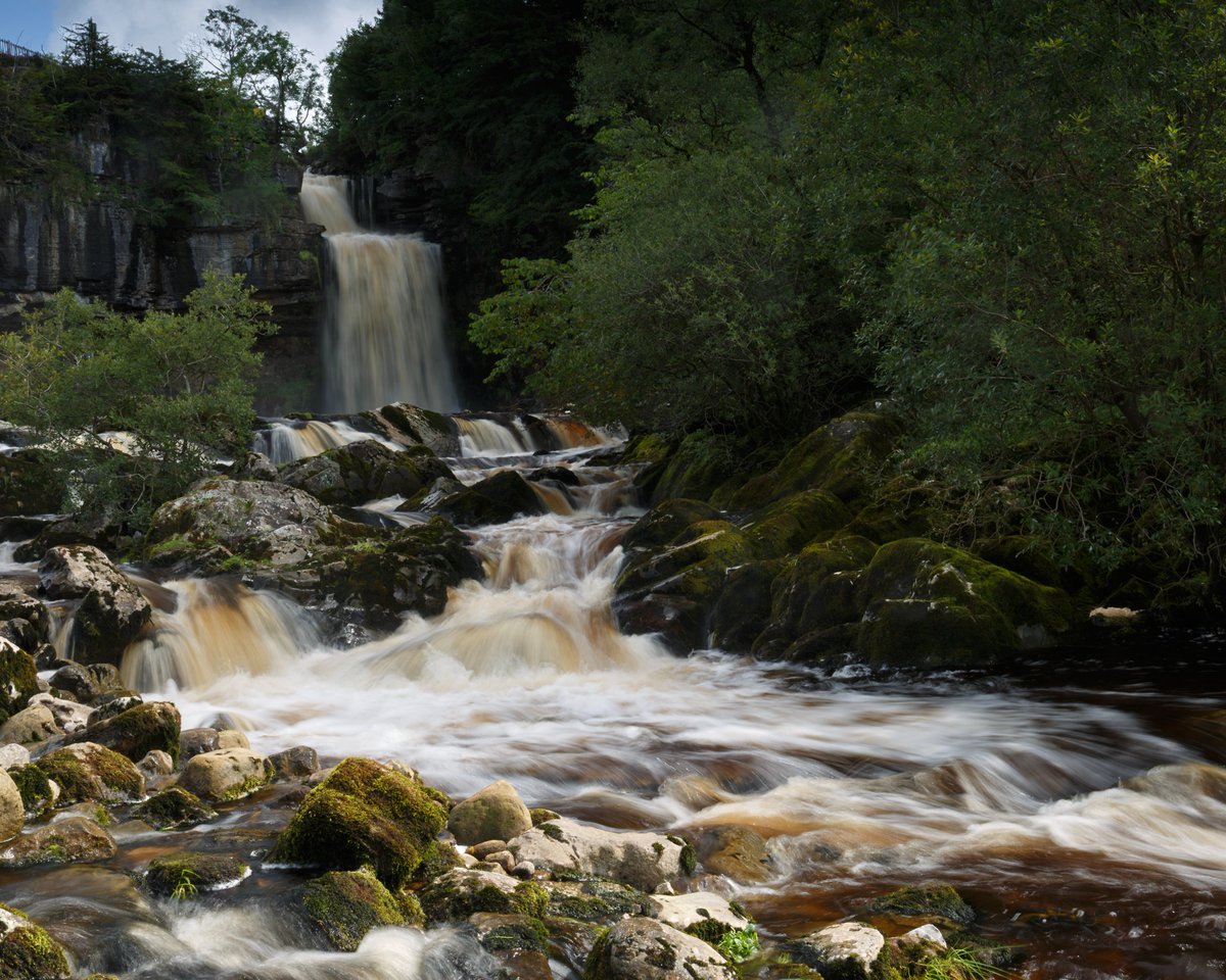 KrzysztofNiew13's tweet photo. Thornton Force w Yorkshire Dales to jeden z najbardziej spektakularnych wodospadów na Ingleton Waterfalls Trail. Woda spada tu z 14 metrów z wapiennego klifu. Idealne miejsce na spacer, zdjęcia i chwilę zachwytu nad naturą. #ThorntonForce #YorkshireDales #IngletonWaterfallsTrail https://t.co/cQGfwlkFCX