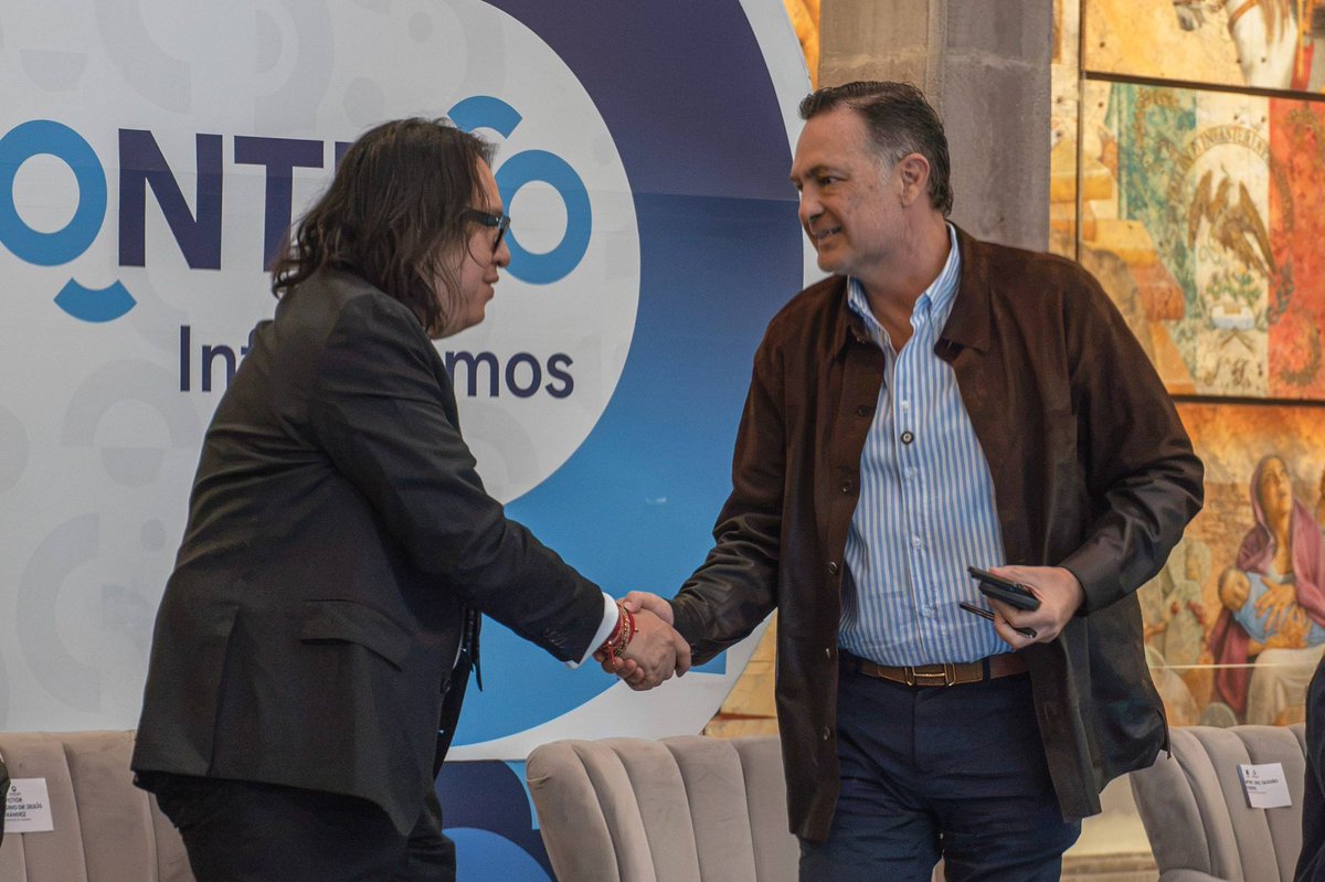 fiscaliaqro's tweet photo. 📊 PRESENTA FISCAL GENERAL RESULTADOS DE #SINERGIA DURANTE CAFÉ CON KURI

El #FiscalQro, Víctor Antonio De Jesús Hernández, participó en una nueva edición de Café con Kuri, donde presentó los principales resultados de la estrategia #SinergiaPorQuerétaro y los avances institucionales de la #FiscalíaQro.

📈 Entre los principales resultados expuestos destacan:

• Querétaro registra una tasa de 1.96 homicidios dolosos por cada 100 mil habitantes, la quinta más baja del país
• Disminución del 31.2 % en homicidio doloso respecto al mismo periodo del año anterior
• 98.1 % de eficacia en judicialización y 98.2 % de efectividad en vinculaciones a proceso
• Incremento del 47.7 % en órdenes de aprehensión cumplimentadas y del 15.6 % en sentencias condenatorias
• Reducción del 45.6 % en robo con violencia y del 25 % en robo total

🚔 En materia operativa, del 1 de enero al 28 de junio de 2026, la estrategia #SinergiaPorQuerétaro registra:

• 1,194 cateos realizados
• 572 personas detenidas
• 61 personas remitidas a la FGR
• 5,317 dosis de narcóticos aseguradas
• 525 vehículos, 203 armas de fuego y 216 inmuebles asegurados

🤝 El gobernador Mauricio Kuri González reconoció el profesionalismo de la Fiscalía General del Estado y los resultados obtenidos mediante la coordinación permanente entre autoridades estatales, municipales y federales.

#FiscalíaQro #SinergiaPorQuerétaro #Resultados