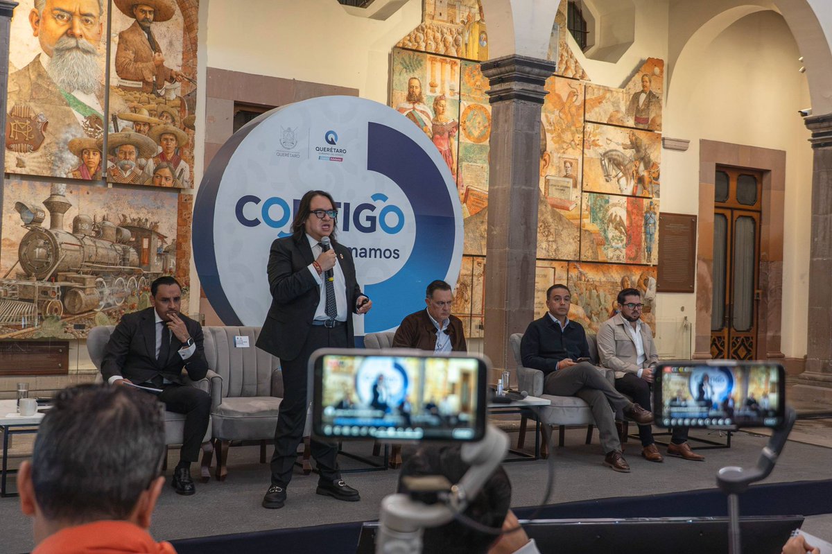 fiscaliaqro's tweet photo. 📊 PRESENTA FISCAL GENERAL RESULTADOS DE #SINERGIA DURANTE CAFÉ CON KURI

El #FiscalQro, Víctor Antonio De Jesús Hernández, participó en una nueva edición de Café con Kuri, donde presentó los principales resultados de la estrategia #SinergiaPorQuerétaro y los avances institucionales de la #FiscalíaQro.

📈 Entre los principales resultados expuestos destacan:

• Querétaro registra una tasa de 1.96 homicidios dolosos por cada 100 mil habitantes, la quinta más baja del país
• Disminución del 31.2 % en homicidio doloso respecto al mismo periodo del año anterior
• 98.1 % de eficacia en judicialización y 98.2 % de efectividad en vinculaciones a proceso
• Incremento del 47.7 % en órdenes de aprehensión cumplimentadas y del 15.6 % en sentencias condenatorias
• Reducción del 45.6 % en robo con violencia y del 25 % en robo total

🚔 En materia operativa, del 1 de enero al 28 de junio de 2026, la estrategia #SinergiaPorQuerétaro registra:

• 1,194 cateos realizados
• 572 personas detenidas
• 61 personas remitidas a la FGR
• 5,317 dosis de narcóticos aseguradas
• 525 vehículos, 203 armas de fuego y 216 inmuebles asegurados

🤝 El gobernador Mauricio Kuri González reconoció el profesionalismo de la Fiscalía General del Estado y los resultados obtenidos mediante la coordinación permanente entre autoridades estatales, municipales y federales.

#FiscalíaQro #SinergiaPorQuerétaro #Resultados