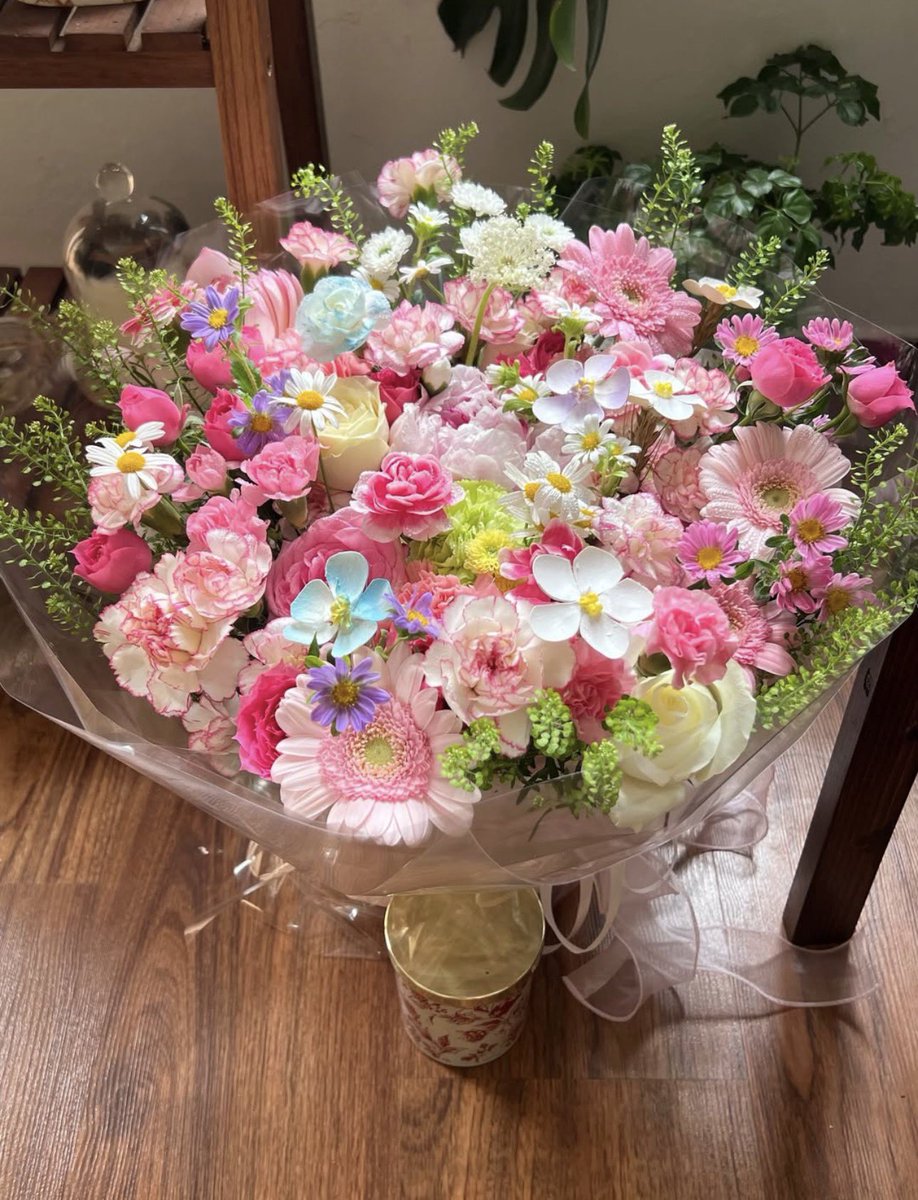 i3Moment's tweet photo. Pretty flowers bouquet https://t.co/eJYXcVBMGP