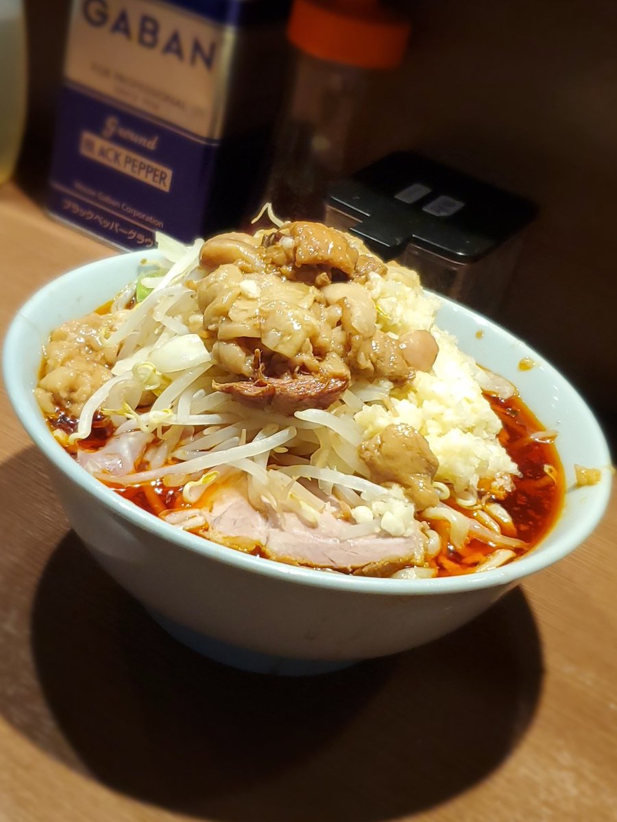 raamen_matsu's tweet photo. Ramen Base 046@横須賀中央

ラーメン(ﾔﾜﾒNmYA)辛い麺に変更

そんなに辛くはないです🌶️苦手な私でも全く問題なく啜れます😏
旨味アップ⁉️の必須アイテムなのです🤤👌
もつ煮みたいな脂だってめっちゃうまい
限定も良いですがレギュラーが美味しいお店は応援したくなりますね🙏
ご馳走さまでした🙇‍♂️ https://t.co/SxzfLuaBbx